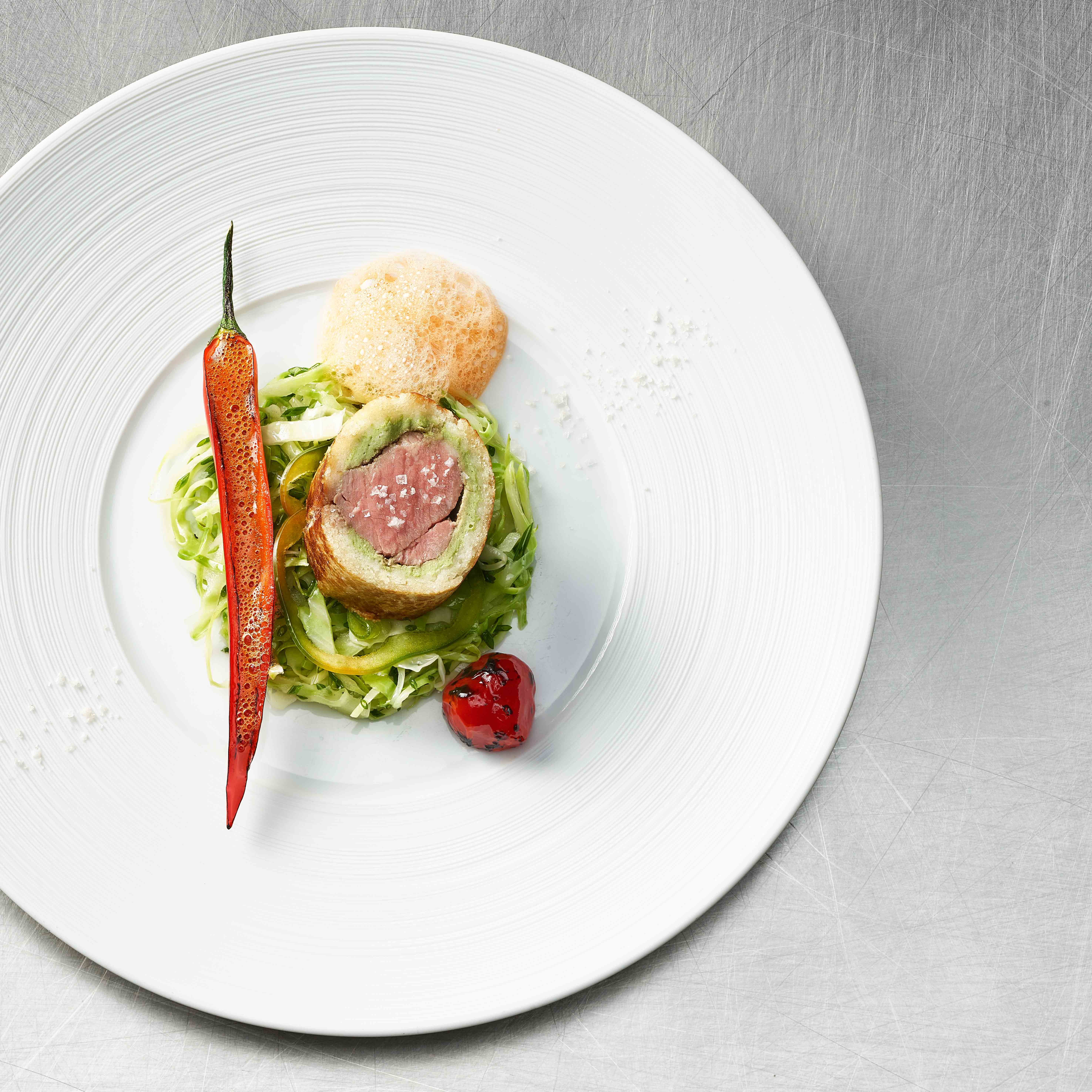 Filet de Black Angus Premium | Pain blanc toasté | Chou blanc au porto | Poivron