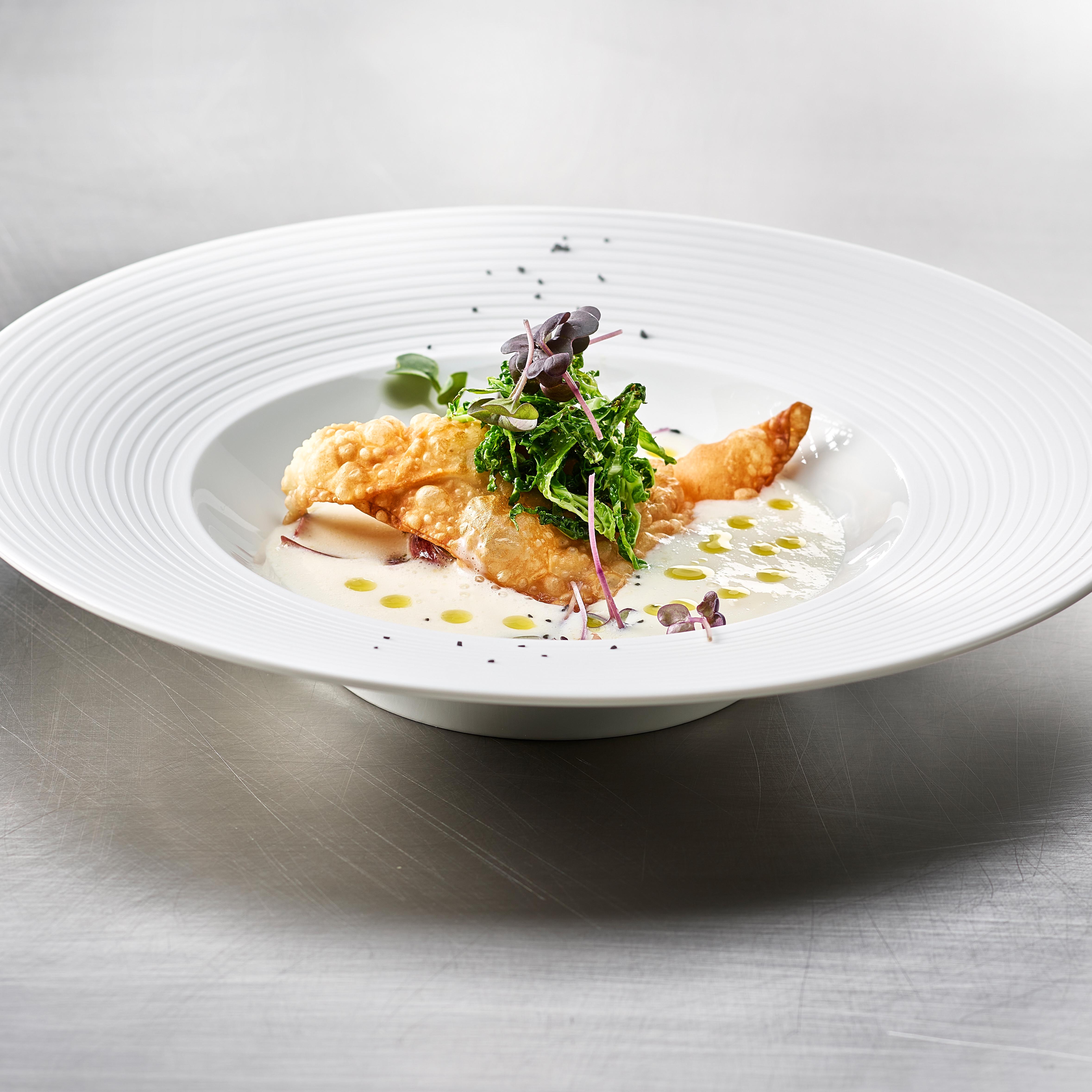 Raviolis croustillants | Red Shrimps | Mousse de vin blanc | Poireau | chou