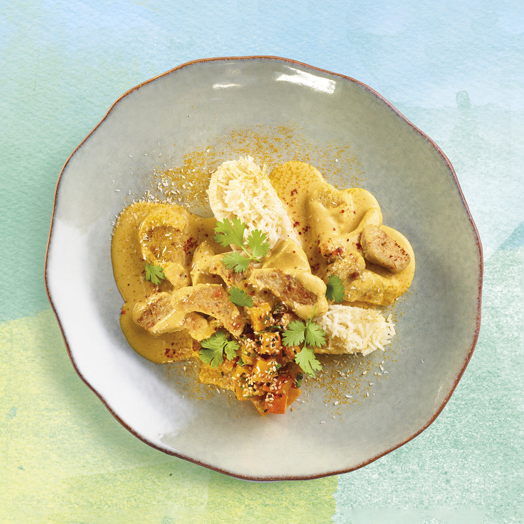 Gelbes Thai-Curry mit Vegic-Geschnetzeltes, gedämpftem Jasminreis, Kürbis und Sesam