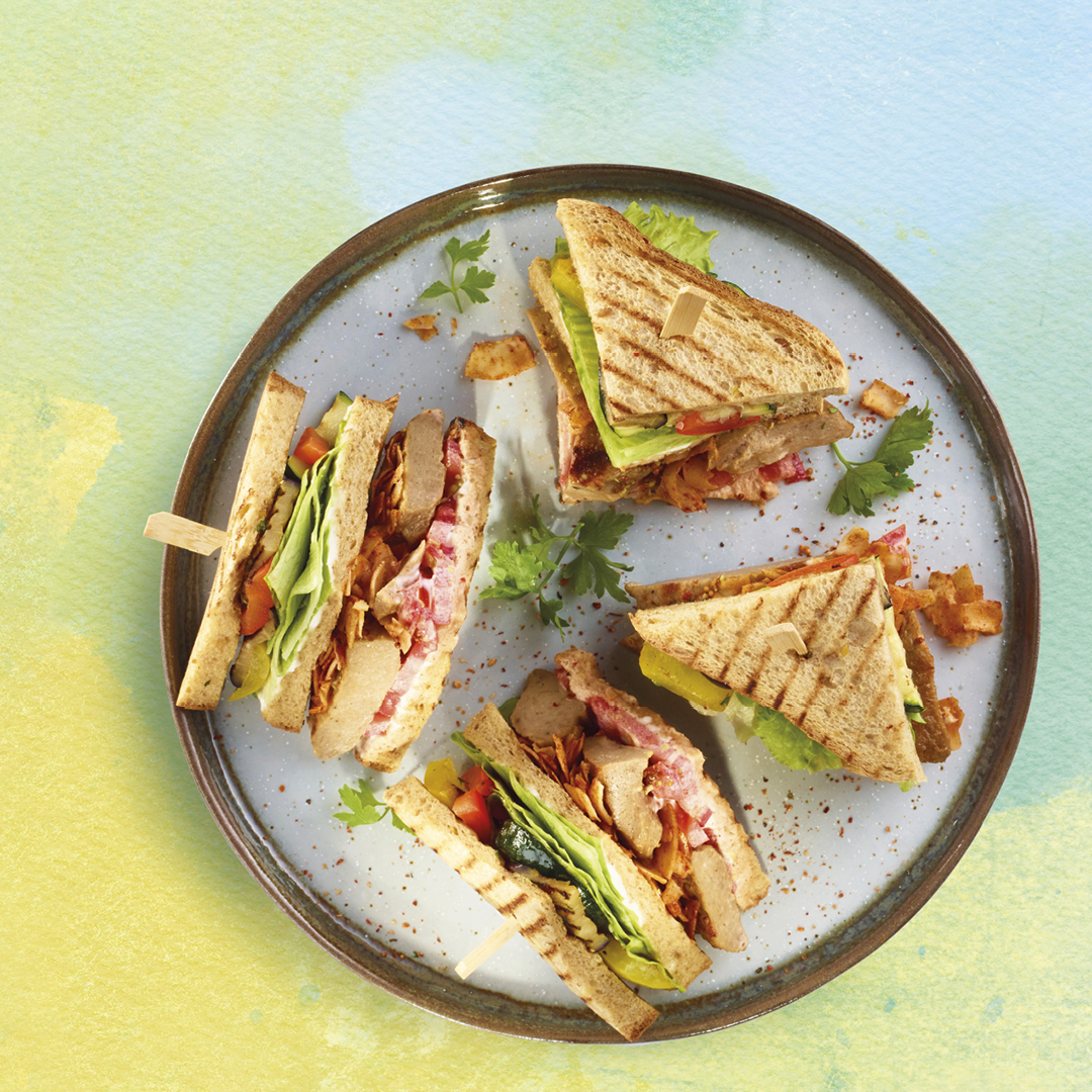 Club Sandwich con The Green Mountain Filetto alternativa al pollo e bacon al cocco