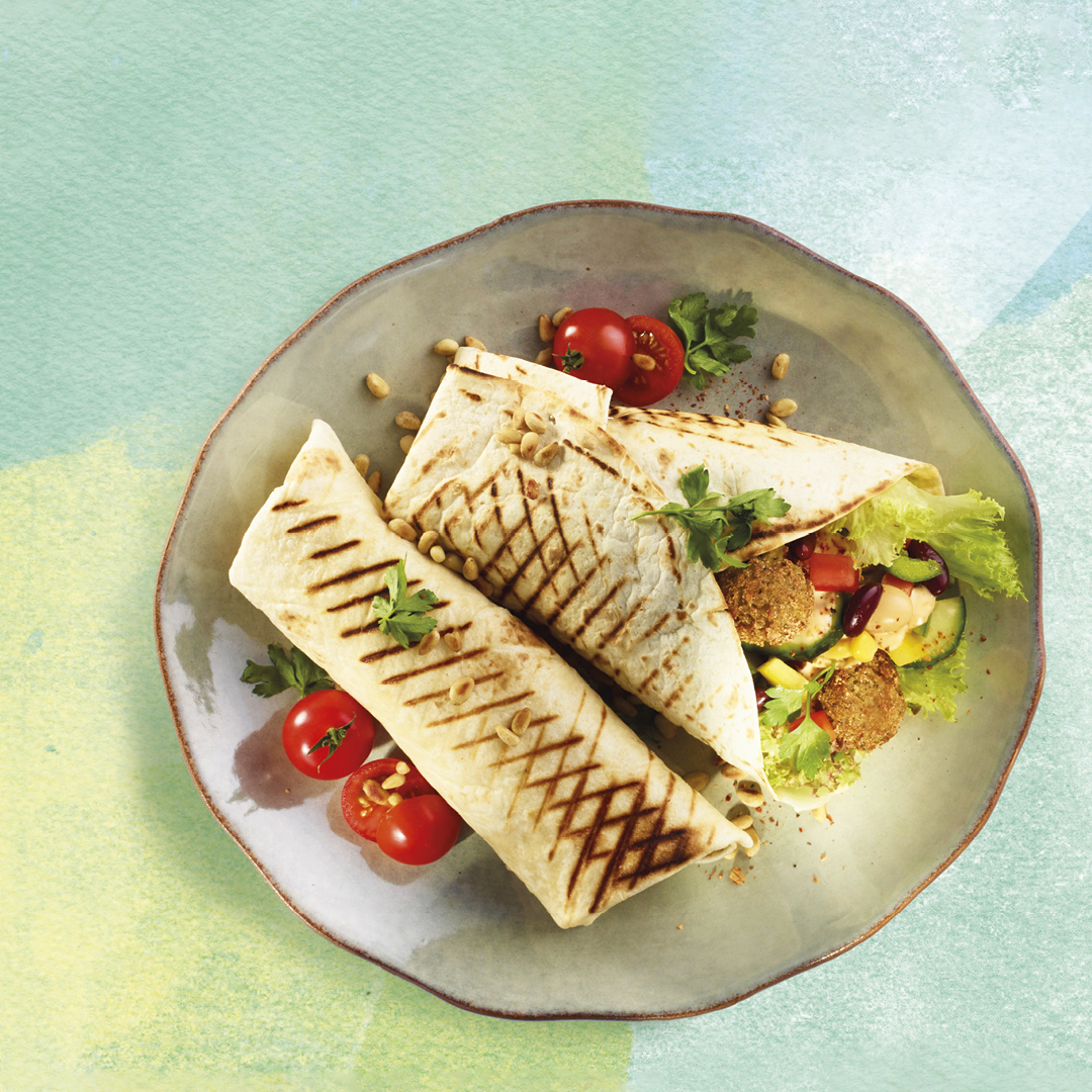 Falafel-Wrap mit Blattsalaten, Gemüse und Pinienkernen