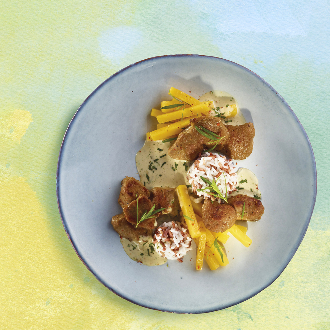 PlaFiletto alternativa al pollo Plant-Based con salsa cremosa al dragoncello con due varietà di riso e barbabietola gialla