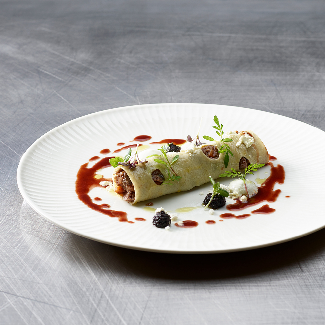 Cannelloni de jarret d'agneau | Ail noir | Huile de thym | Espuma de roquefort