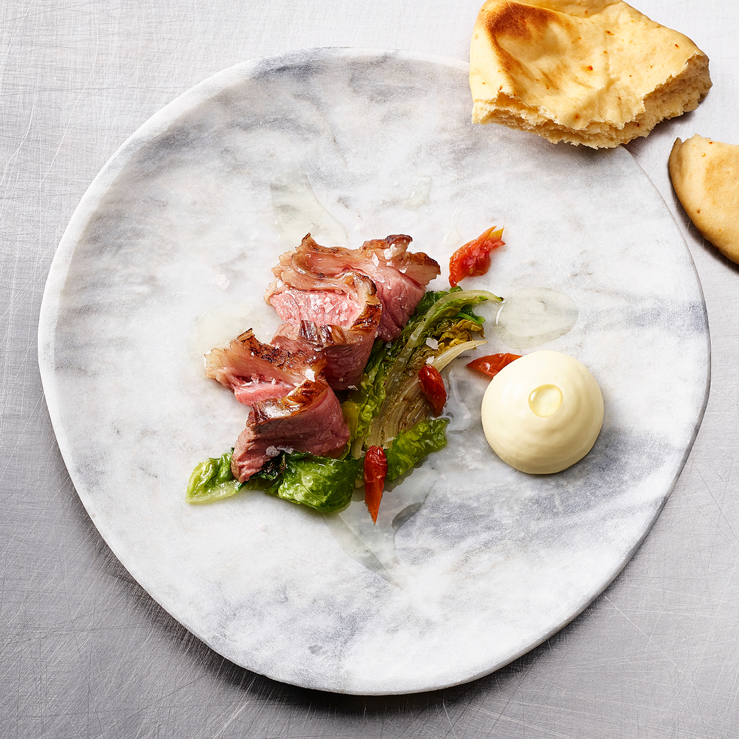 Beef Tri-Tip | Feuilles de citronnier kaffir | Espuma hollandaise | Naan au piment