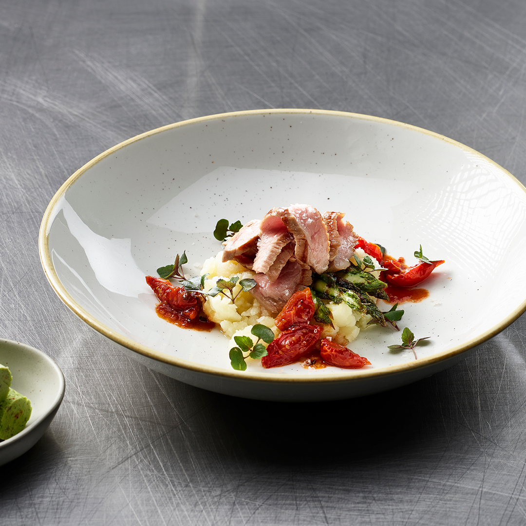 Veal Flank Steak | Beurre aux herbes aromatiques - ail | Pomme de terre | Asperge | Tomate