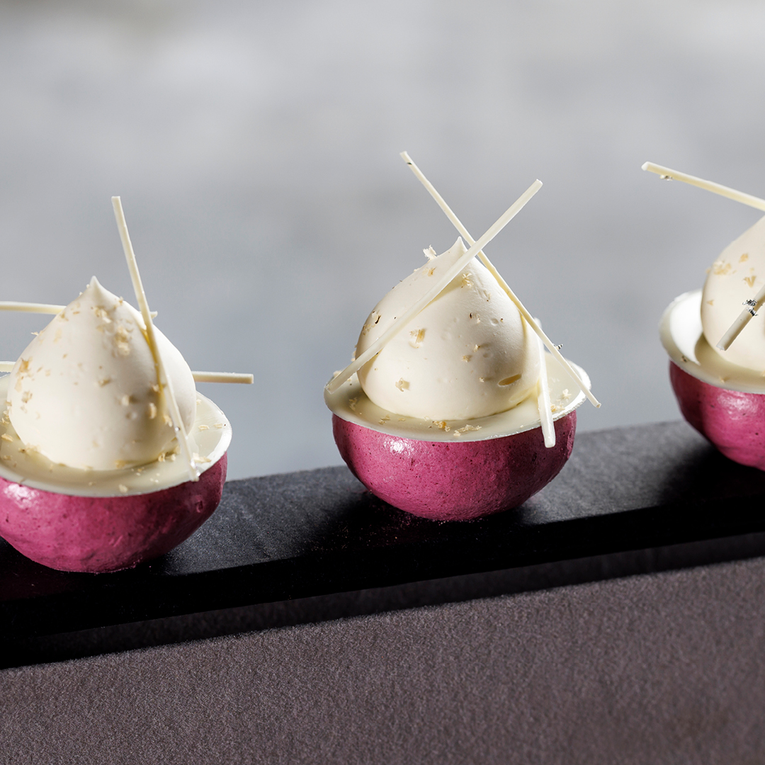 Meringues au cassis farcies