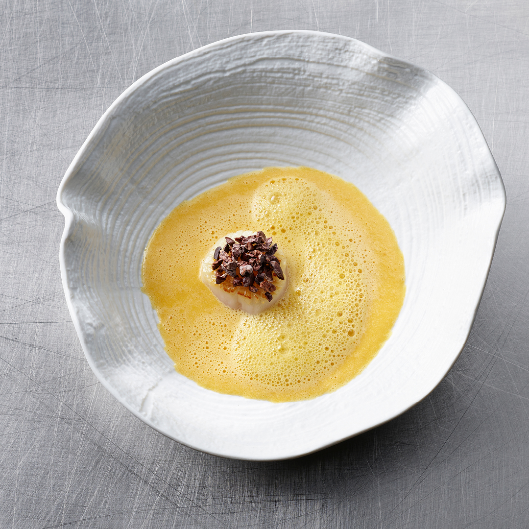 Zuppa spumosa di carote e zenzero con capesante al caffè e cacao