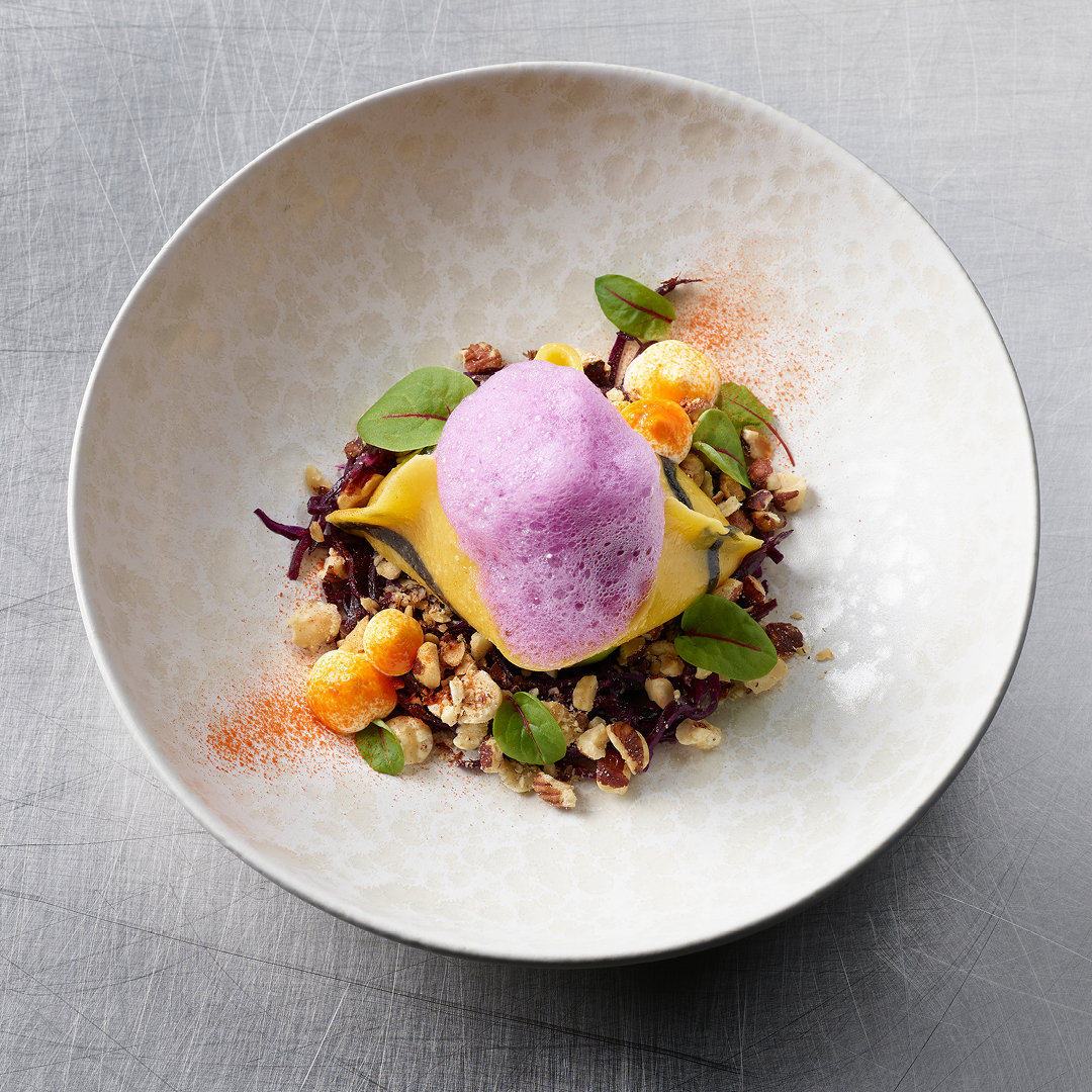 Raviolo von geschmortem Sellerie | Rotkohl & Apfel | Piemonteser Haselnuss & Petersilie