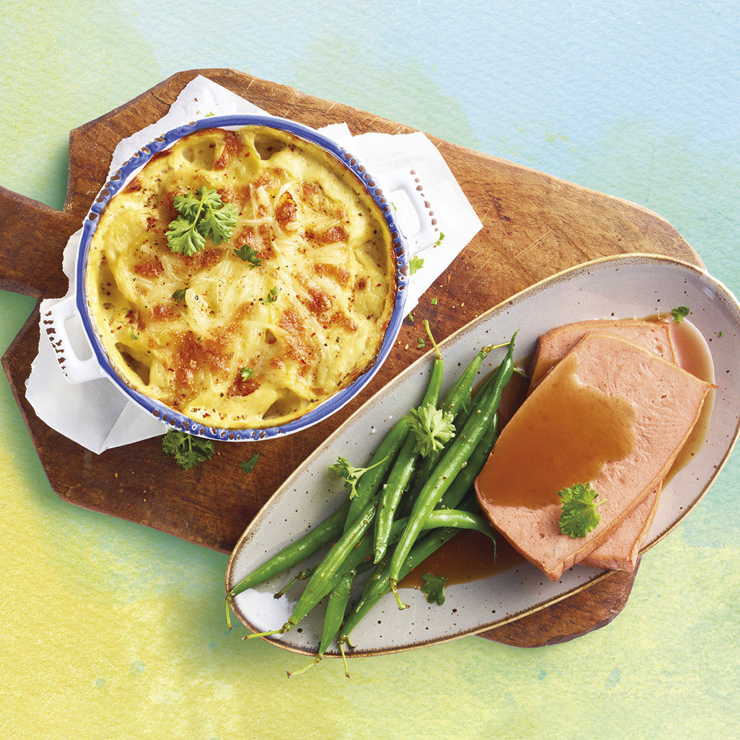 Fleischkäse al forno con fondo di rosmarino, patate gratinate e fagiolini verdi