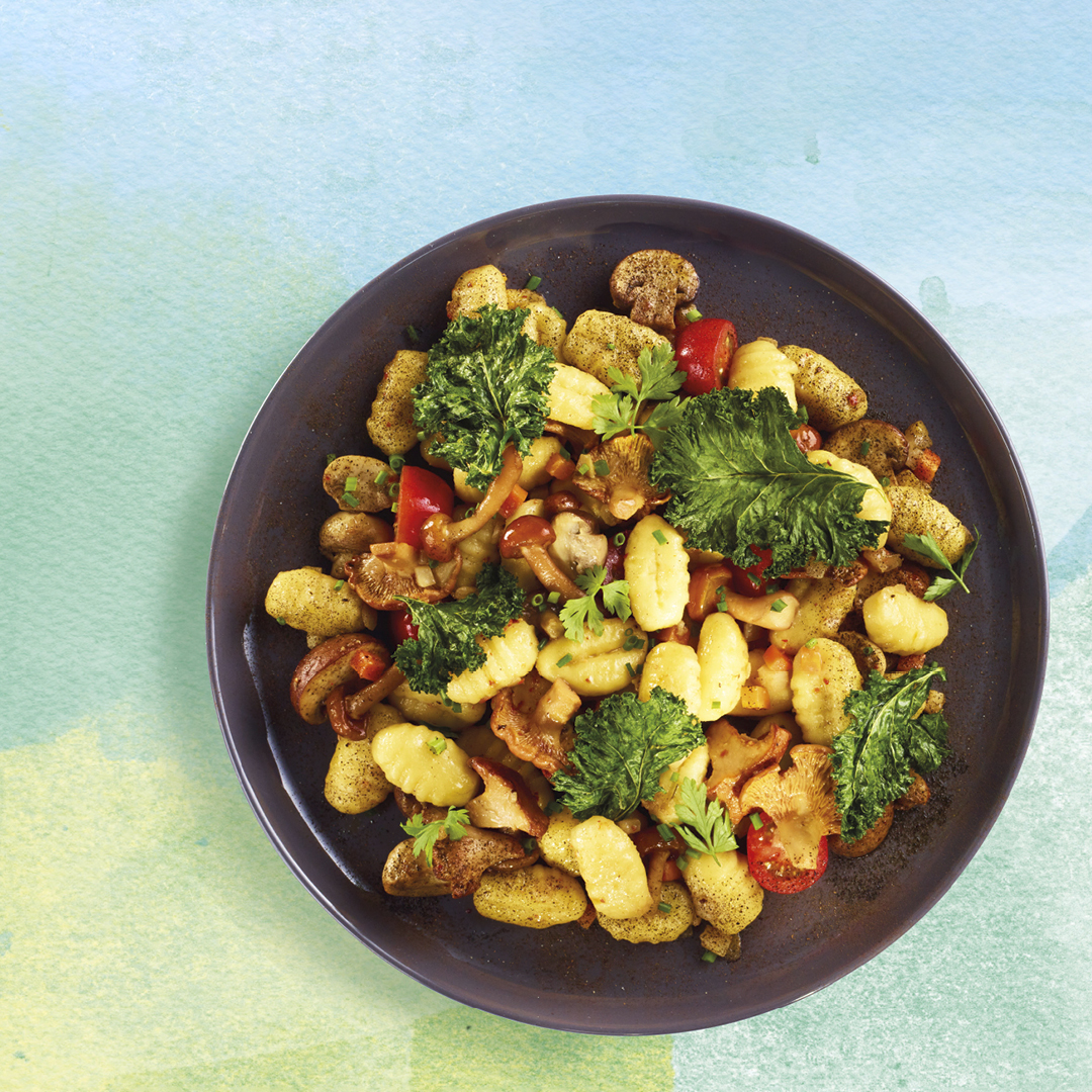 Poêlée de gnocchi avec champignons, légumes-racines et chips de chou