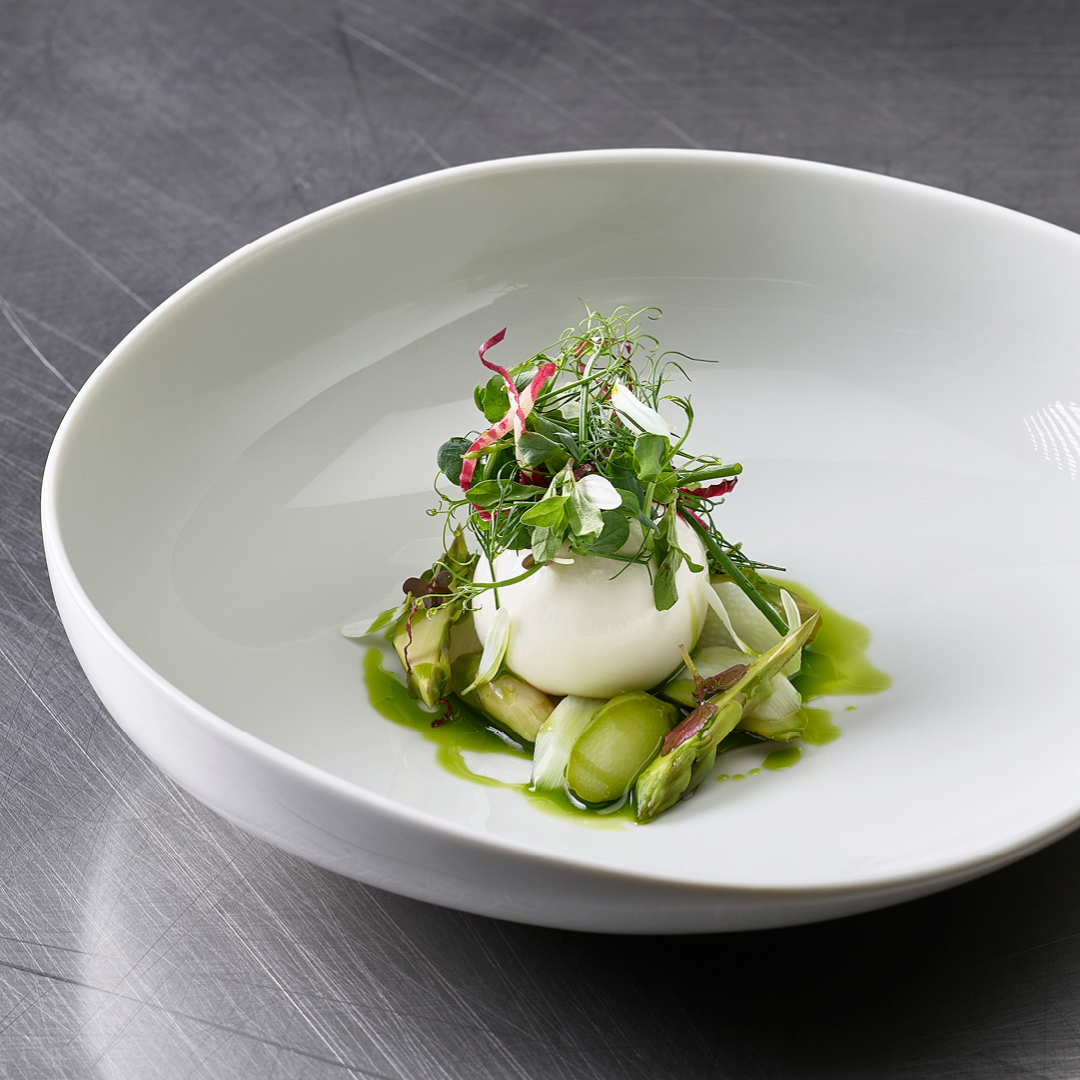 Salade de printemps | Asperges sous vide | Sauce hollandaise végétalienne