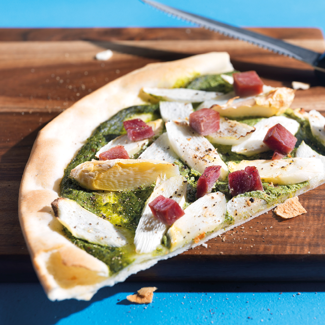Tarte flambée aux asperges avec fromage frais à l'ail d'ours