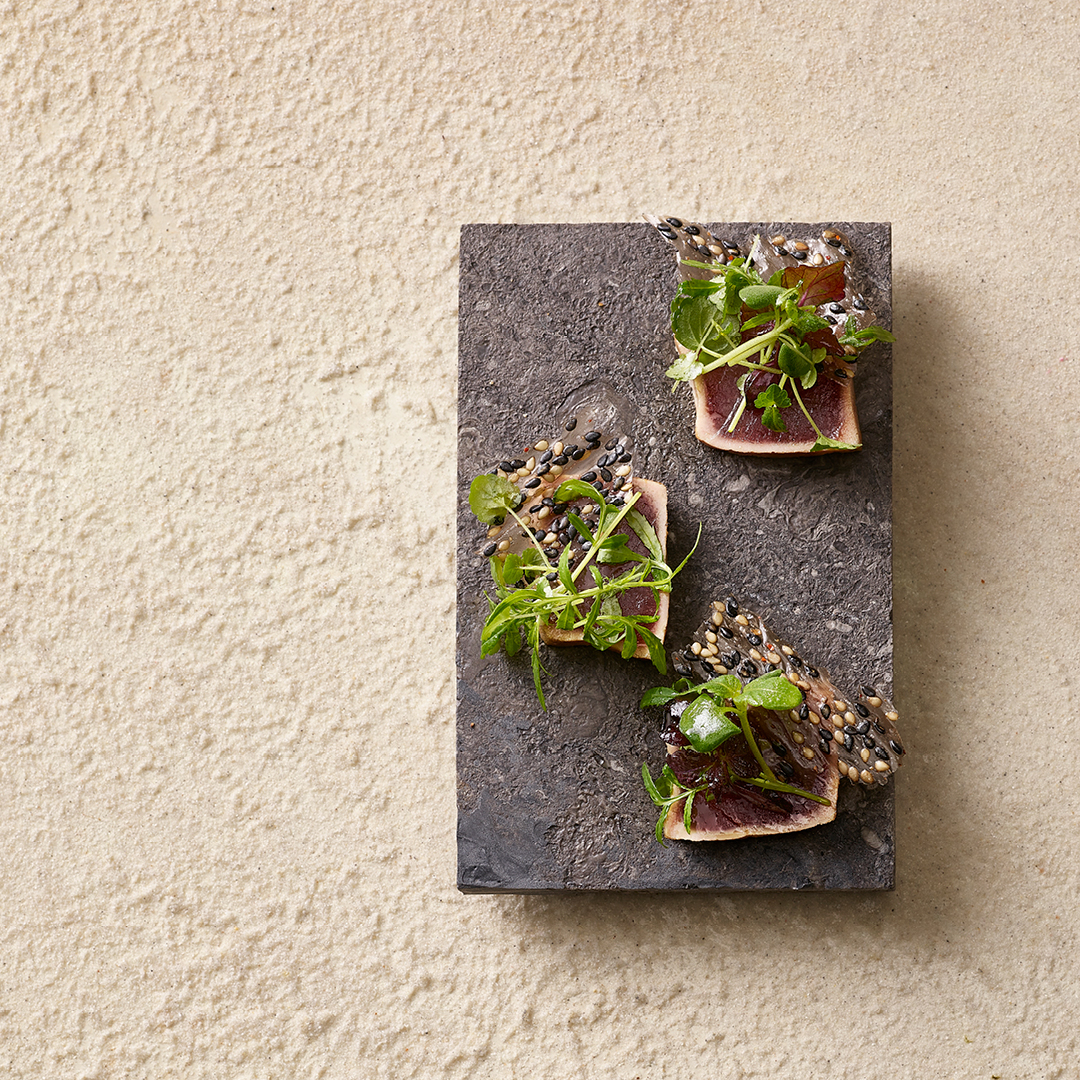Tuna mit Sesamchips | Shiso | Soja