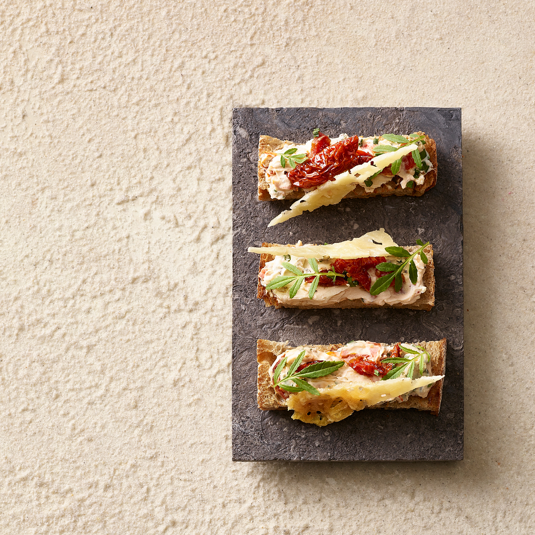 Käsechips | Käsecreme | Schnittlauch | dunkles Brot