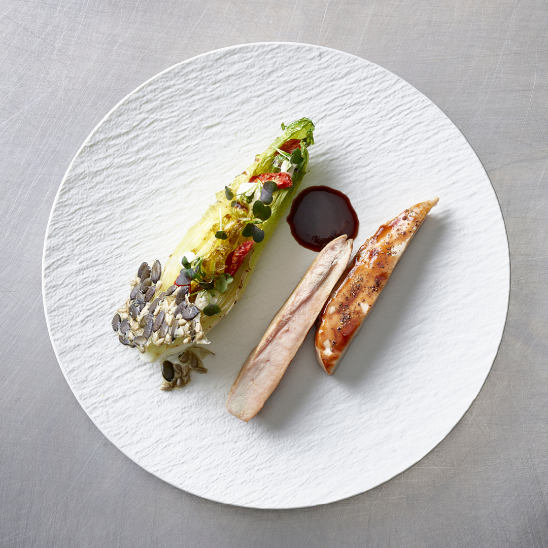 Poitrine de pintade & laquage au café / Laitue romaine grillée & chips aux noisettes