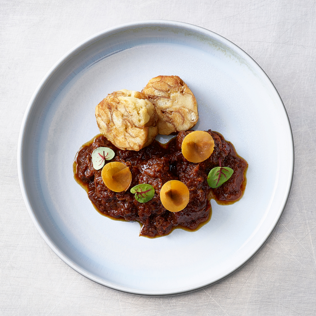 Gulasch von der Reh Haxe – Laugen Knödel – Süss Saurer Kürbis ...