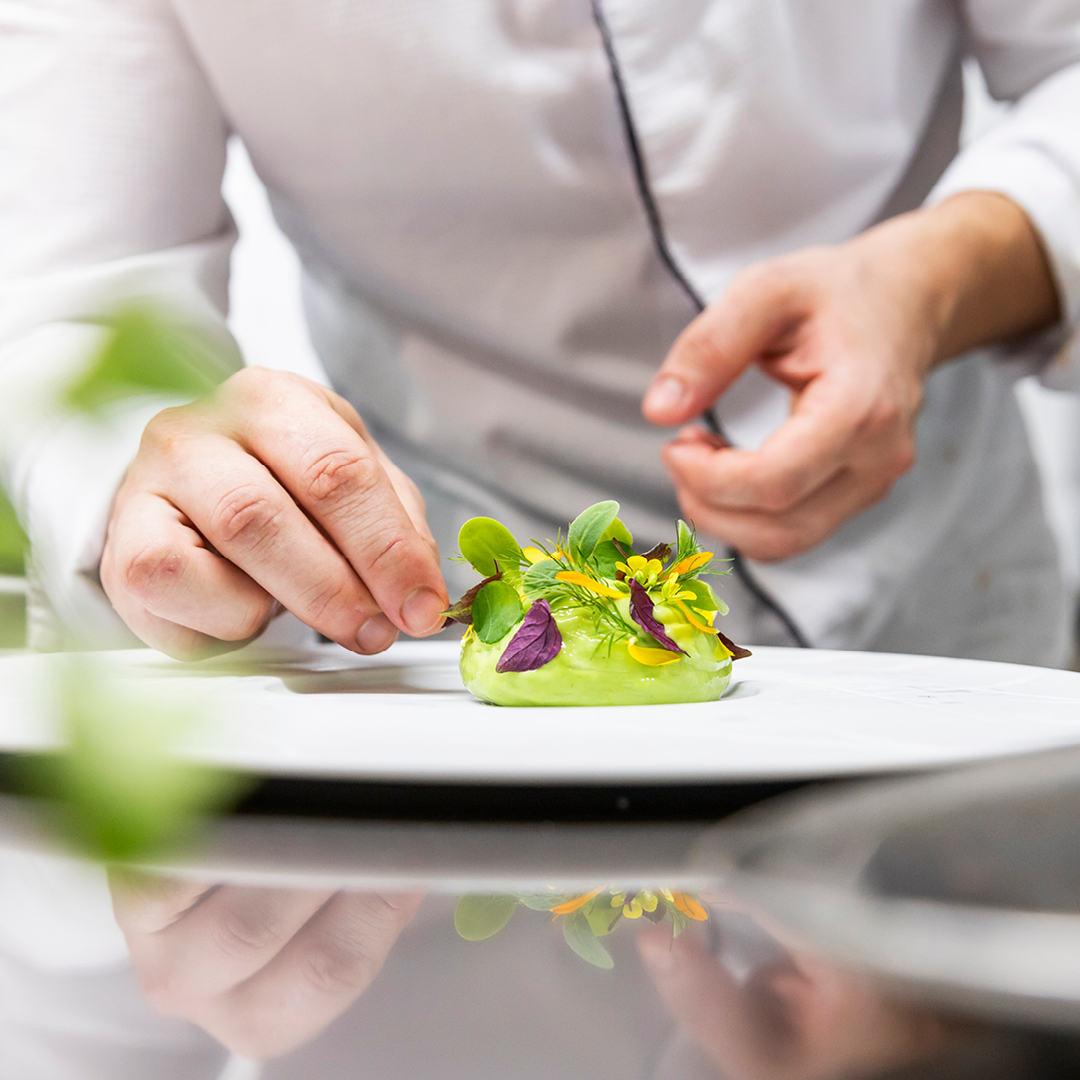 Mit Tannennadeln geräucherte Swiss-Lachs-Roulade, Meerrettich-Panna-cotta, Espuma von der letzten Kräuterernte