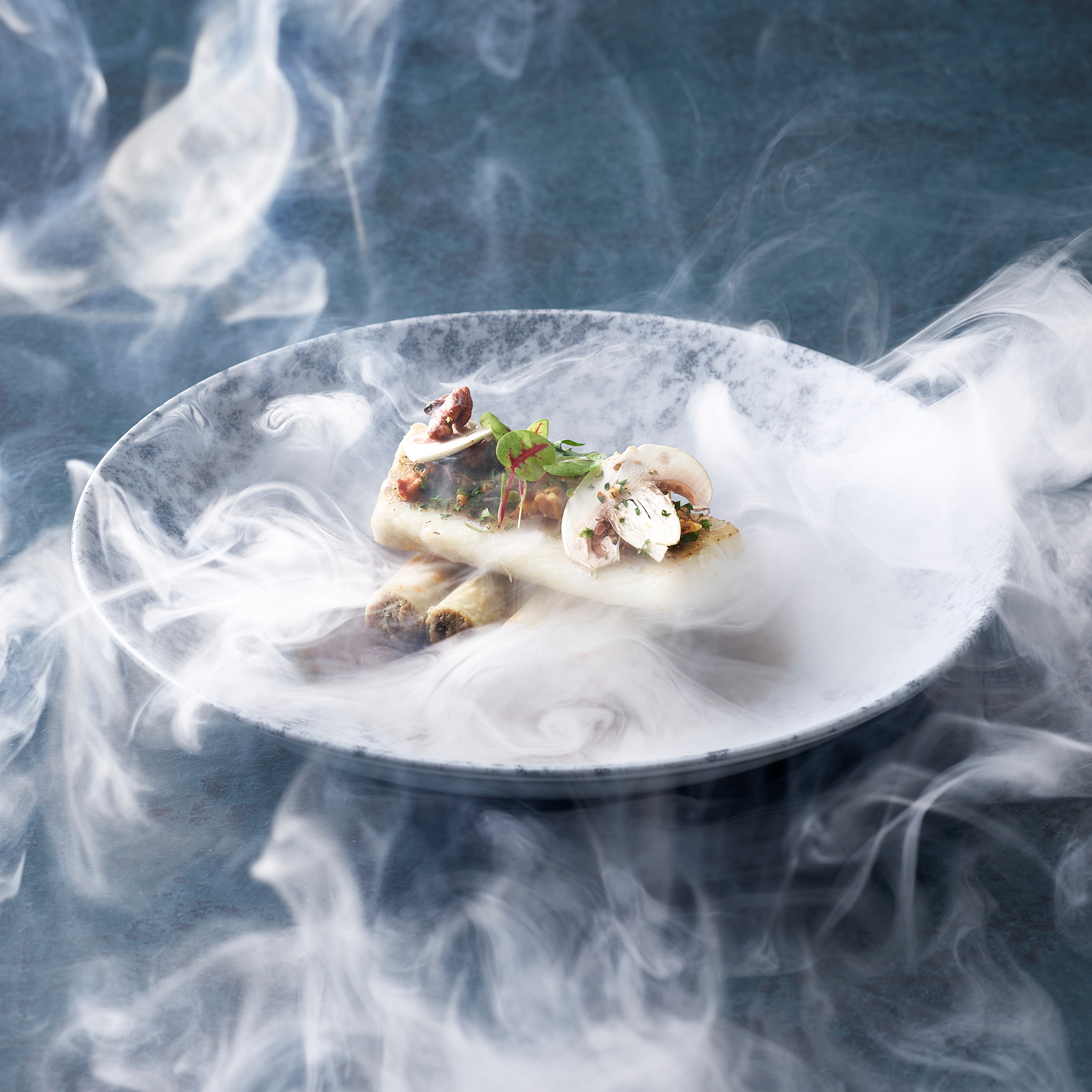 Sandre rôti et fumé / Bouillon de shiitakés / Cannelloni au céleri et aux champignons