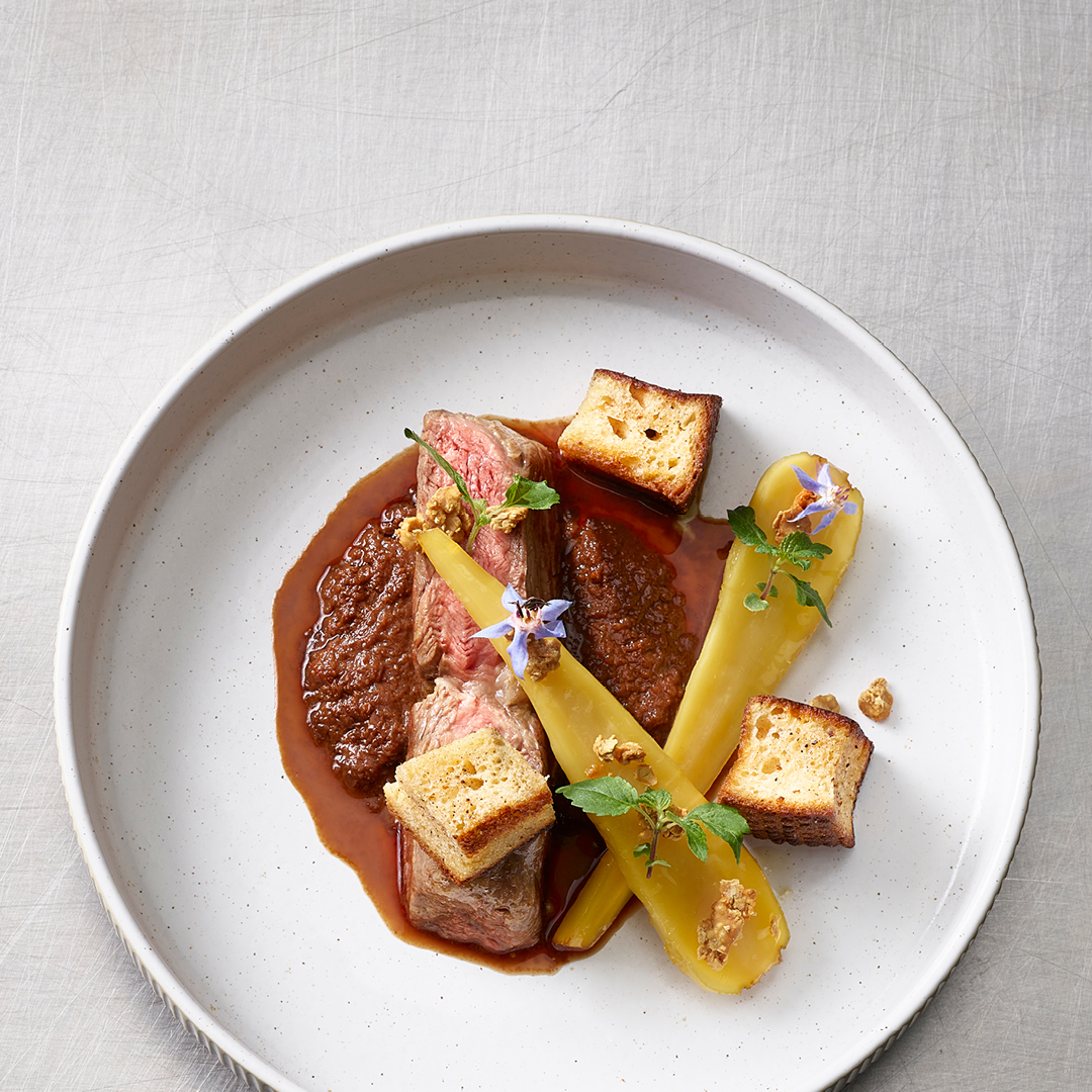 Simmentaler Rinds-Hohrücken / Pastinake / Gebackene Hefe / Schalotten-Jus