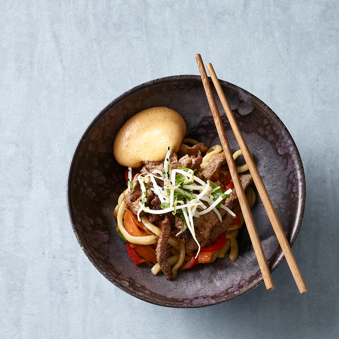 Thai Rindsgeschnetzeltes mit Ingwer und Udon-Nudeln | Transgourmet Thai Rindsgeschnetzeltes mit Ingwer und Udon-Nudeln | Transgourmet