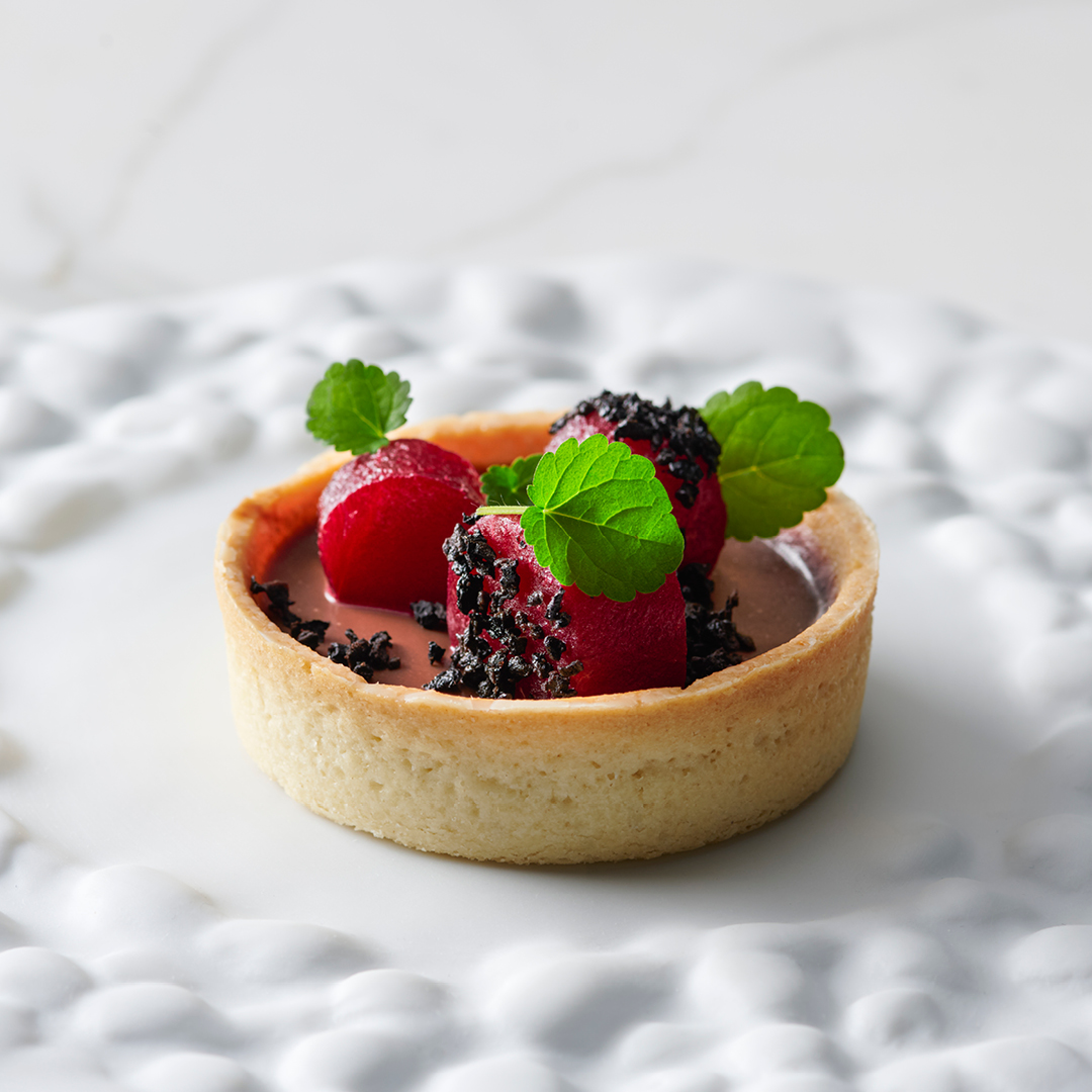 Schokoladen-Randen-Tartelette mit Olivenpulver