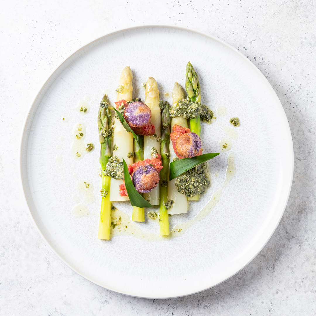Asparagi con tartare di Swiss Prime Angus, patate blu e aglio orsino