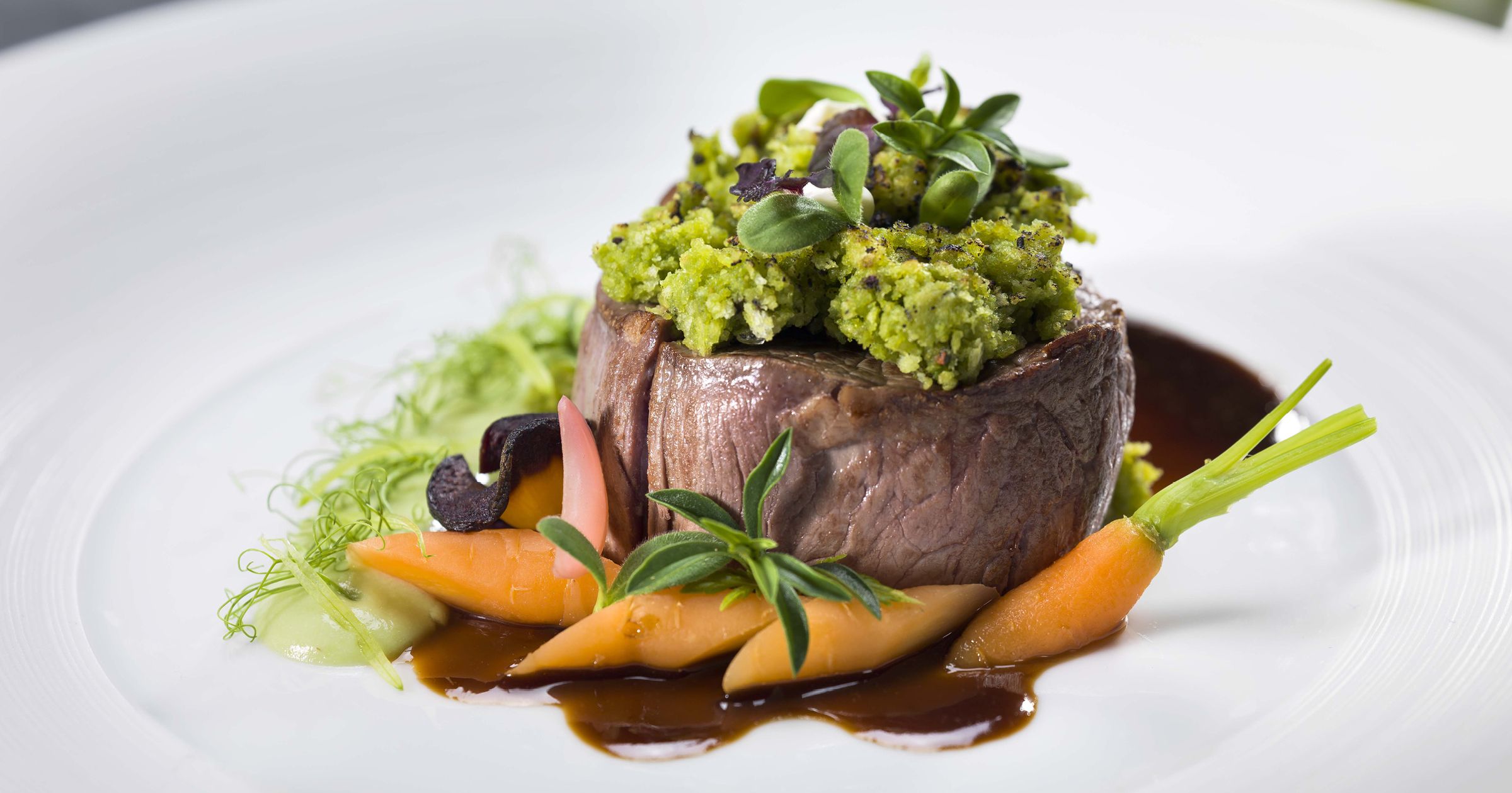 Premium Angus RindsFilet Wildkräuter Gartenerbsen Transgourmet