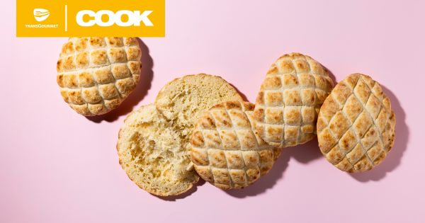 Vier rautenförmig gemusterte Fladenbrötchen auf hellrosa Hintergrund.