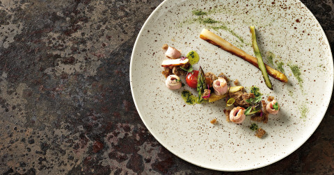 Secreto di maiale con asparagi arrostiti e insalata di pane