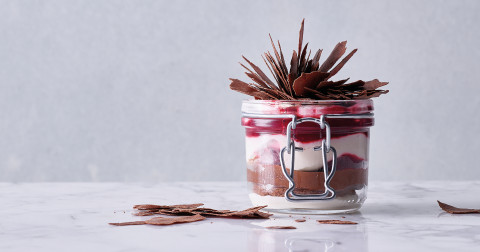 Torta della Foresta Nera con ciliegie nel bicchiere