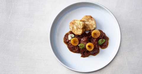 Gulasch von der Reh Haxe – Laugen Knödel – Süss Saurer Kürbis