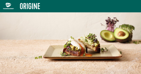 Pane di spelta con avocado e uova in camicia d'allevamento all'aperto