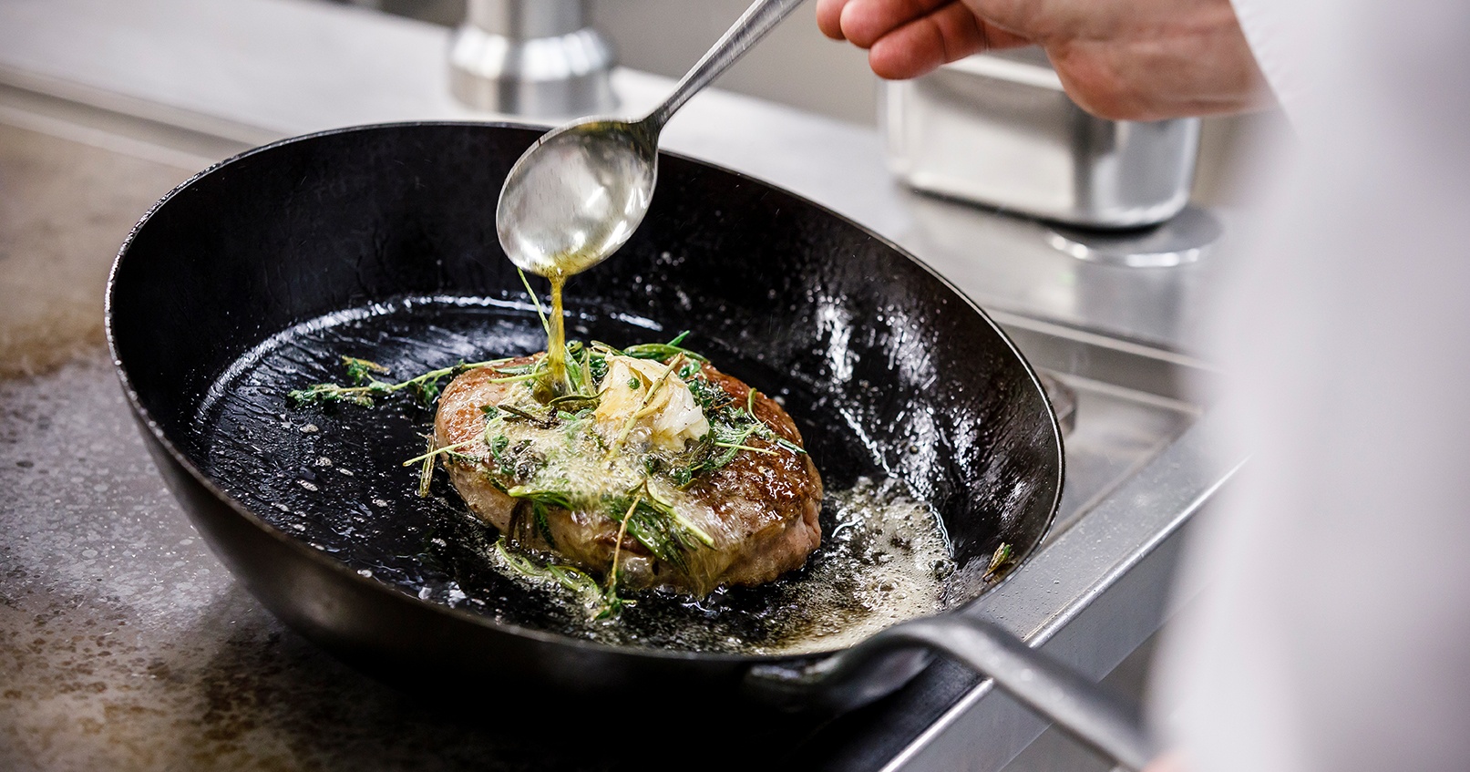 Transgourmet Mitarbeiter gibt Fleisch-Lieferant die Hand