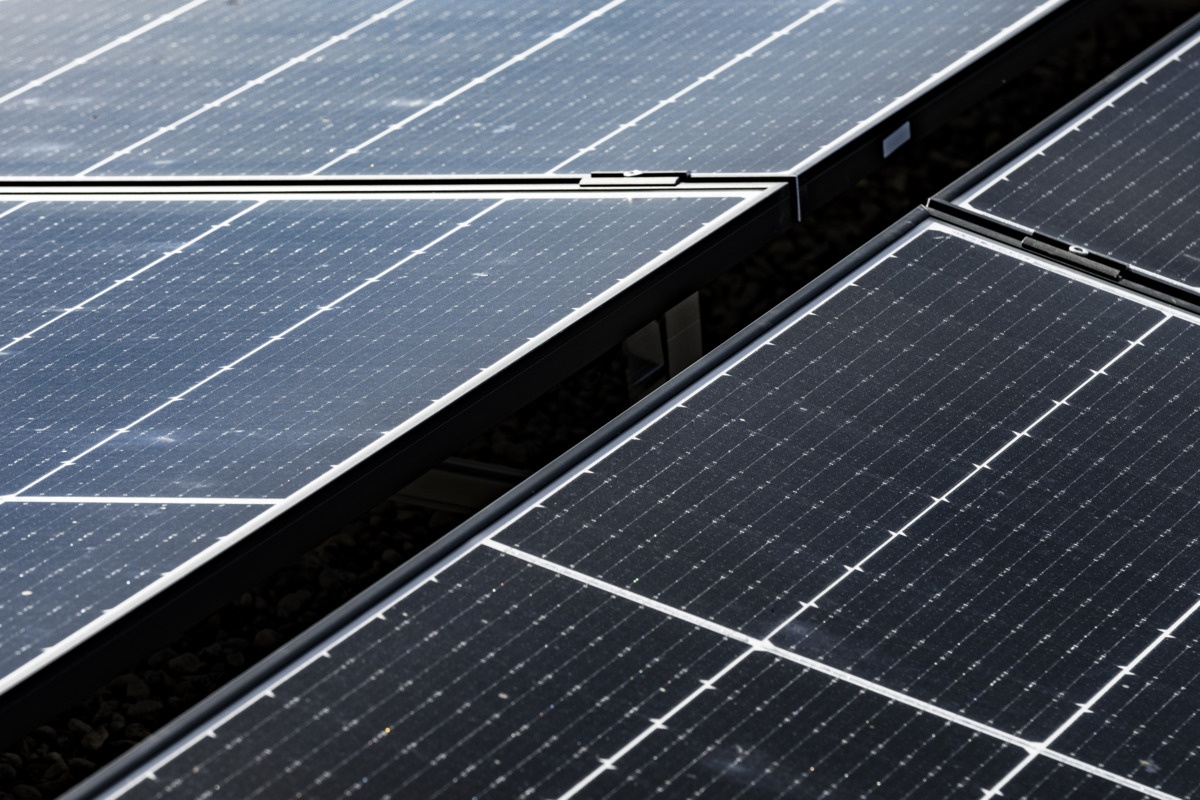 Nahaufname von Solarpanäle auf dem Bach