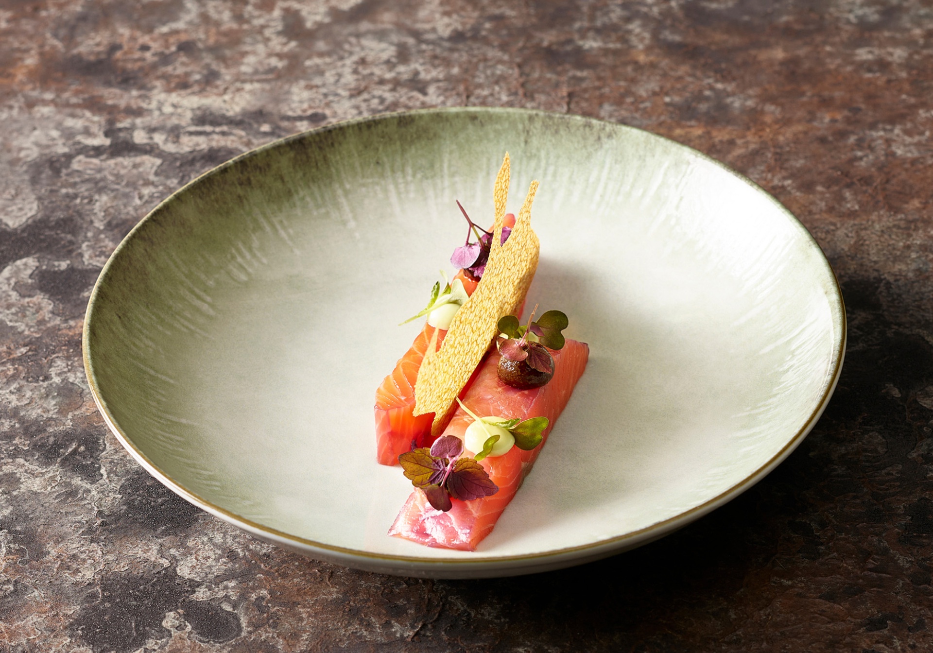 Filetto di salmone marinato in cavolo rosso e affumicato e Maionese al Wasabi
