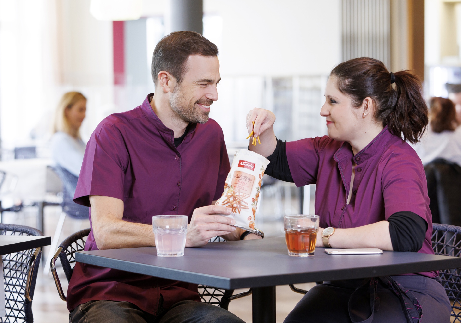 Zwei Pflegekr&auml;fte essen Snacks und Chips im Spital Kiosk