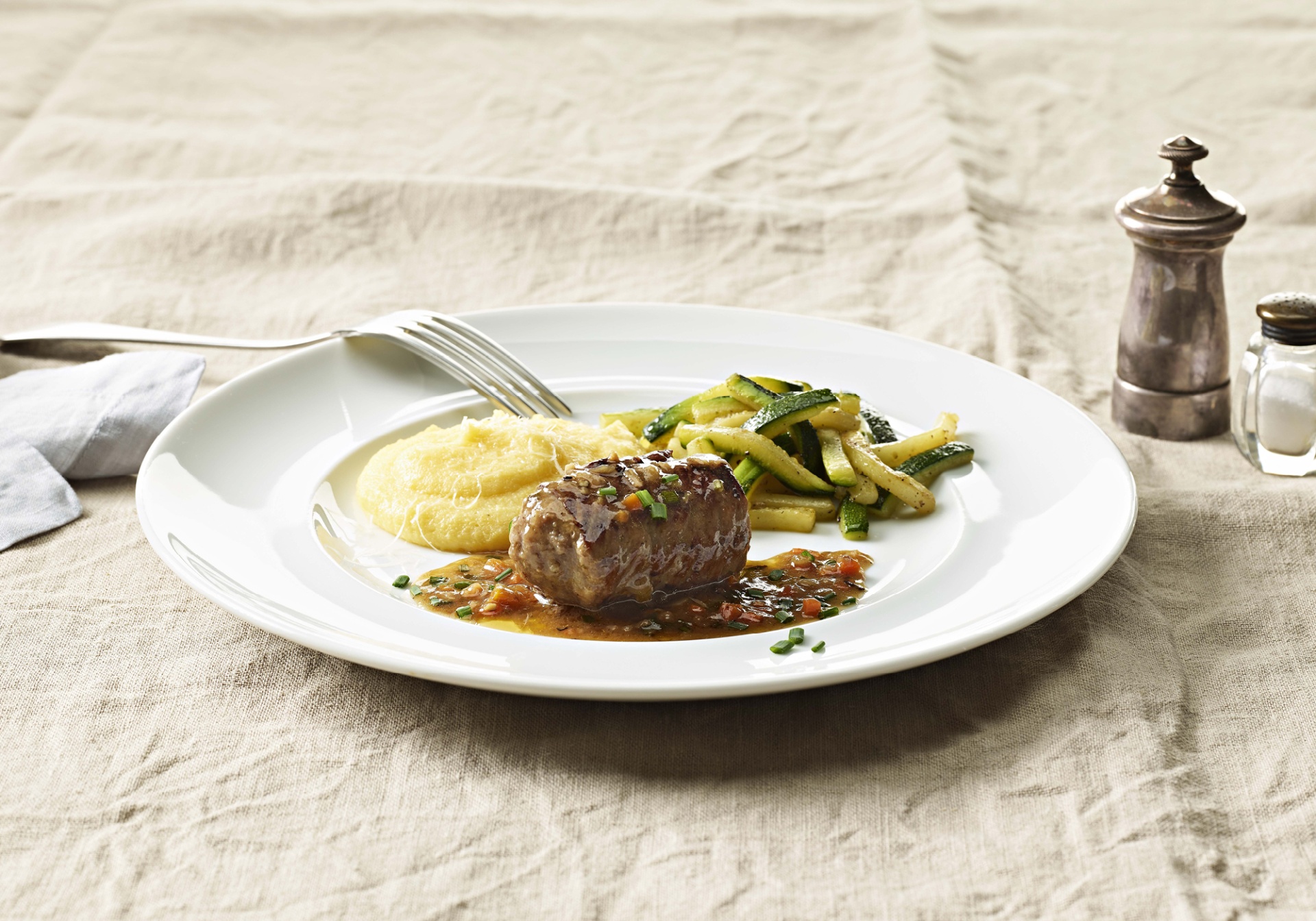 Teller mit Fleischvogel, Kartoffelstock und Zucchetti.