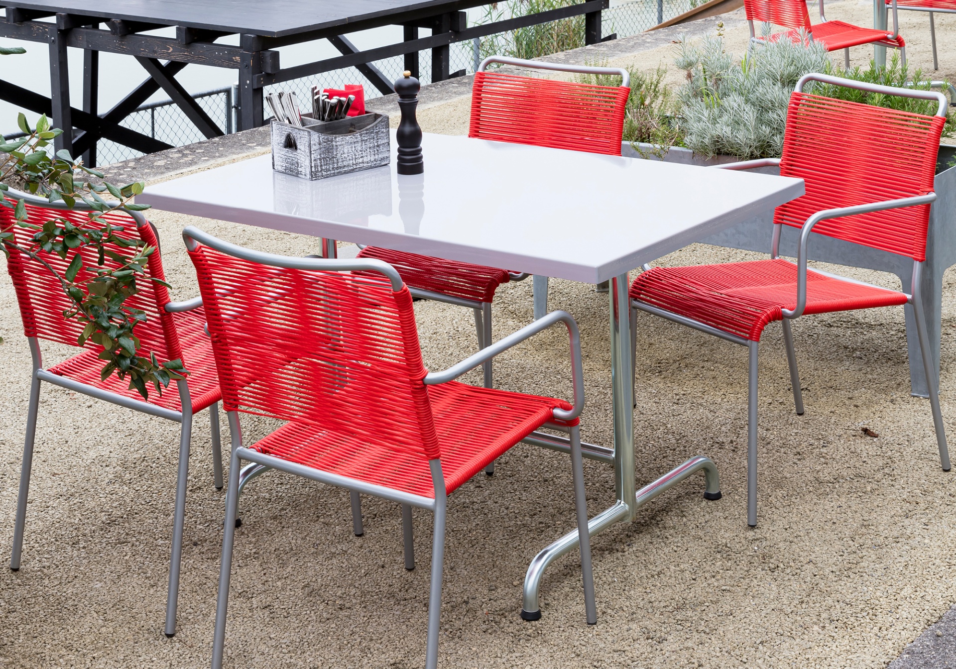 Die Tischplatten aus glasfaserverst&auml;rktem Kunststoff (GFK) haben eine lack&auml;hnliche Oberfl&auml;che und sind unempfindlich gegen&uuml;ber Wind, Regen und Sonne. 