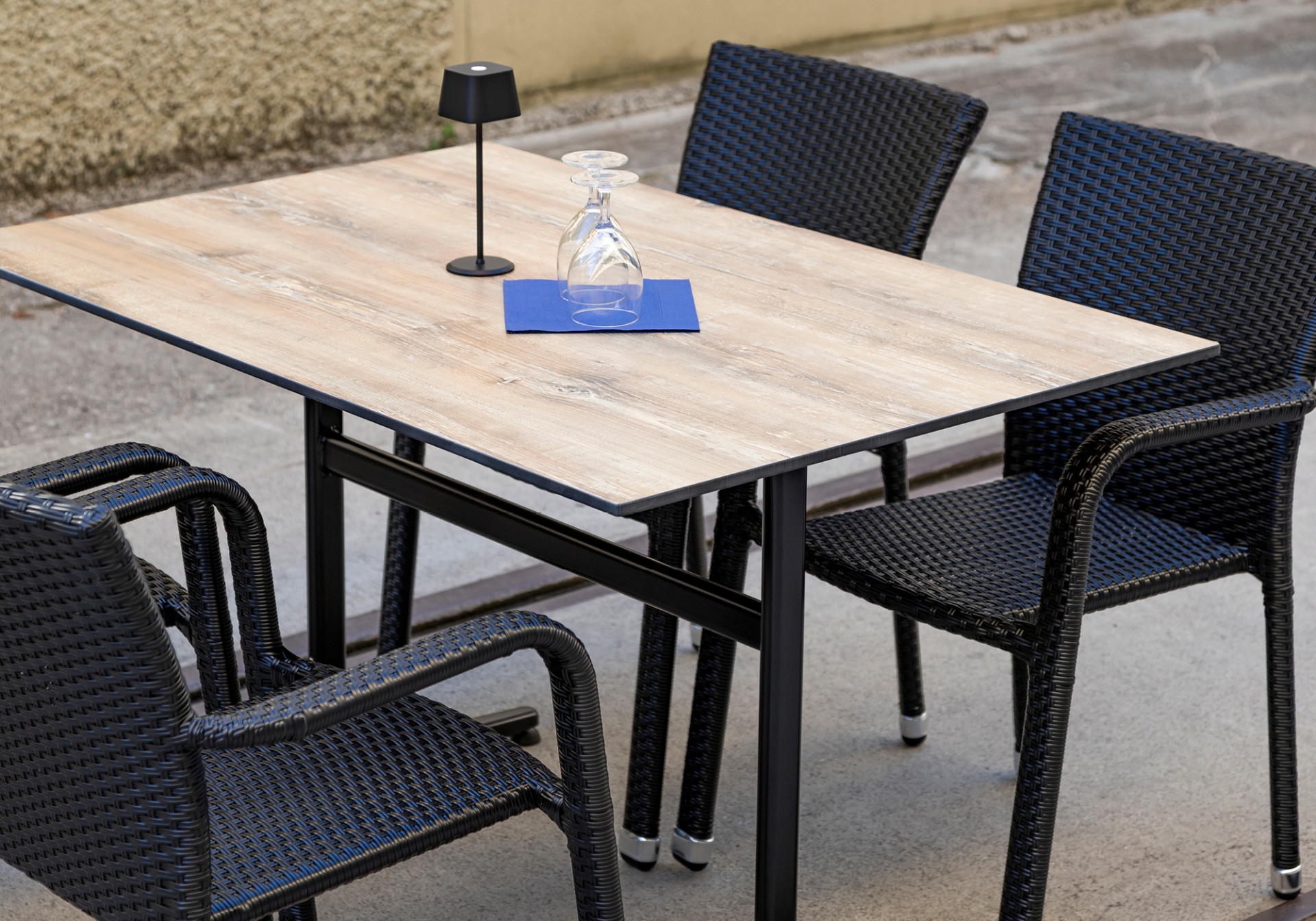 HPL-Compactplatten bestehen aus einer Vielzahl d&uuml;nner Lagen, die mit der dekorativen Deckschicht aus Melaminharz unter Hochdruck zusammengepresst werden. 