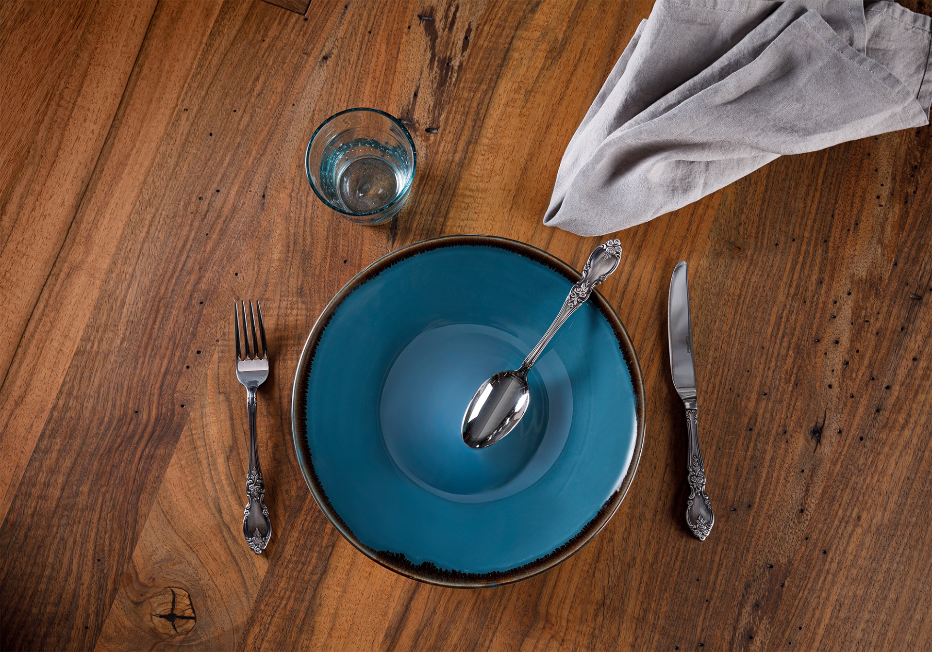 Tischservice: Geschirr, Besteck, Glaswaren